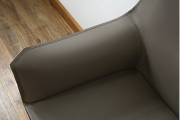 中古　超美品　Cassina(カッシーナ)　MARIO BELLINI(マリオベリーニ)　なめらかな質感の厚革製413CAB(キャブ)アームチェア　定価約50万円　(R-086033)