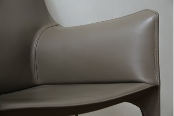 中古　超美品　Cassina(カッシーナ)　MARIO BELLINI(マリオベリーニ)　なめらかな質感の厚革製413CAB(キャブ)アームチェア　定価約50万円　(R-086033)