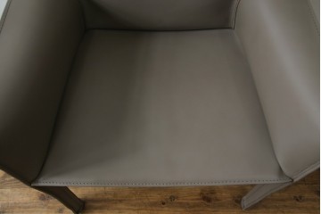 中古　超美品　Cassina(カッシーナ)　MARIO BELLINI(マリオベリーニ)　なめらかな質感の厚革製413CAB(キャブ)アームチェア　定価約50万円　(R-086033)