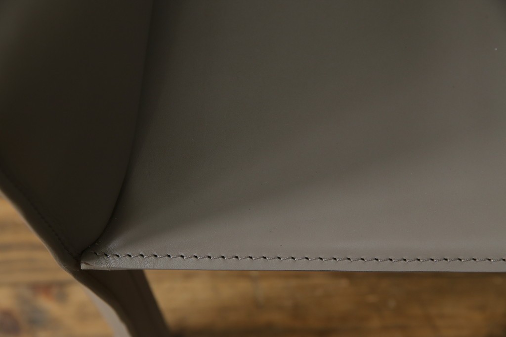 中古　超美品　Cassina(カッシーナ)　MARIO BELLINI(マリオベリーニ)　なめらかな質感の厚革製413CAB(キャブ)アームチェア　定価約50万円　(R-086033)