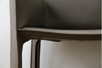 中古　超美品　Cassina(カッシーナ)　MARIO BELLINI(マリオベリーニ)　なめらかな質感の厚革製413CAB(キャブ)アームチェア　定価約50万円　(R-086033)