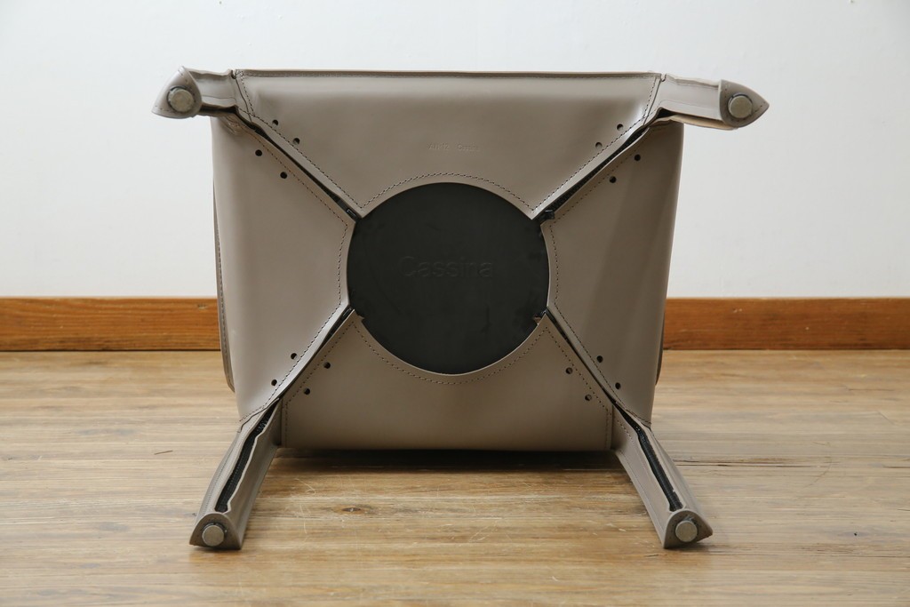 中古　超美品　Cassina(カッシーナ)　MARIO BELLINI(マリオベリーニ)　なめらかな質感の厚革製413CAB(キャブ)アームチェア　定価約50万円　(R-086033)