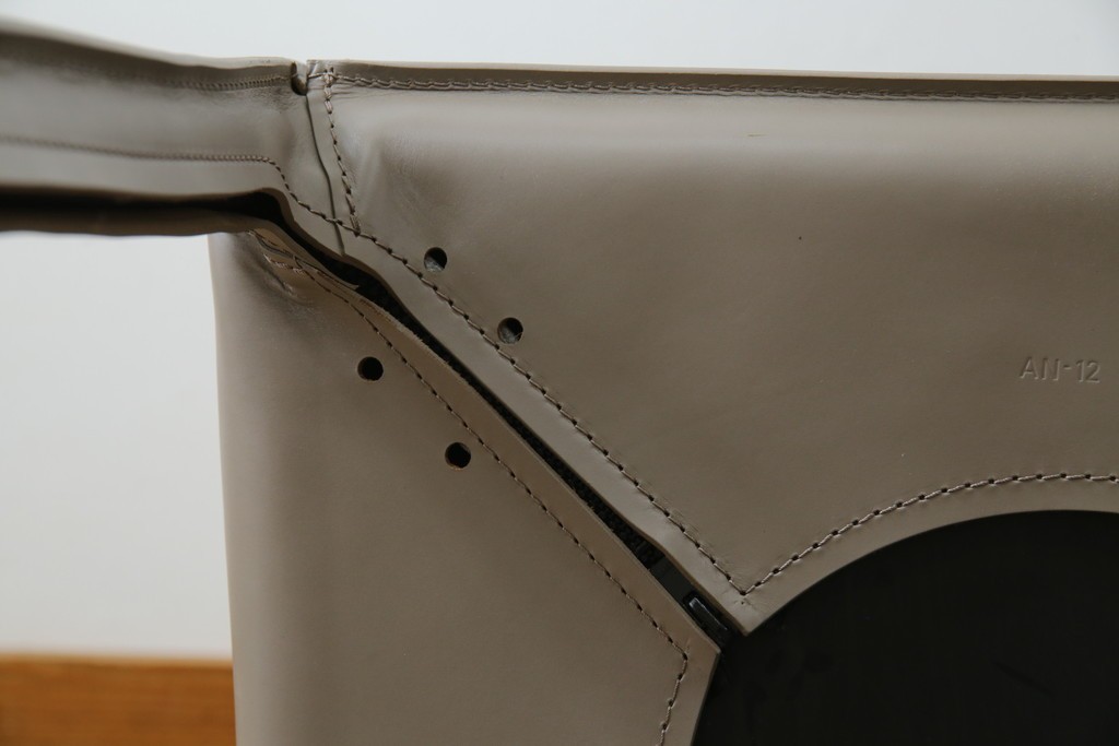 中古　超美品　Cassina(カッシーナ)　MARIO BELLINI(マリオベリーニ)　なめらかな質感の厚革製413CAB(キャブ)アームチェア　定価約50万円　(R-086033)