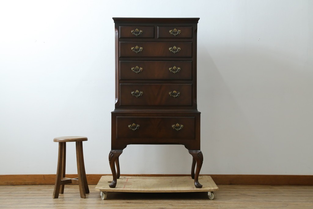 イギリスヴィンテージ　Burton Reproductions Limited　マホガニー材　上品な木肌を楽しめる猫脚のトールチェスト　(R-086039)