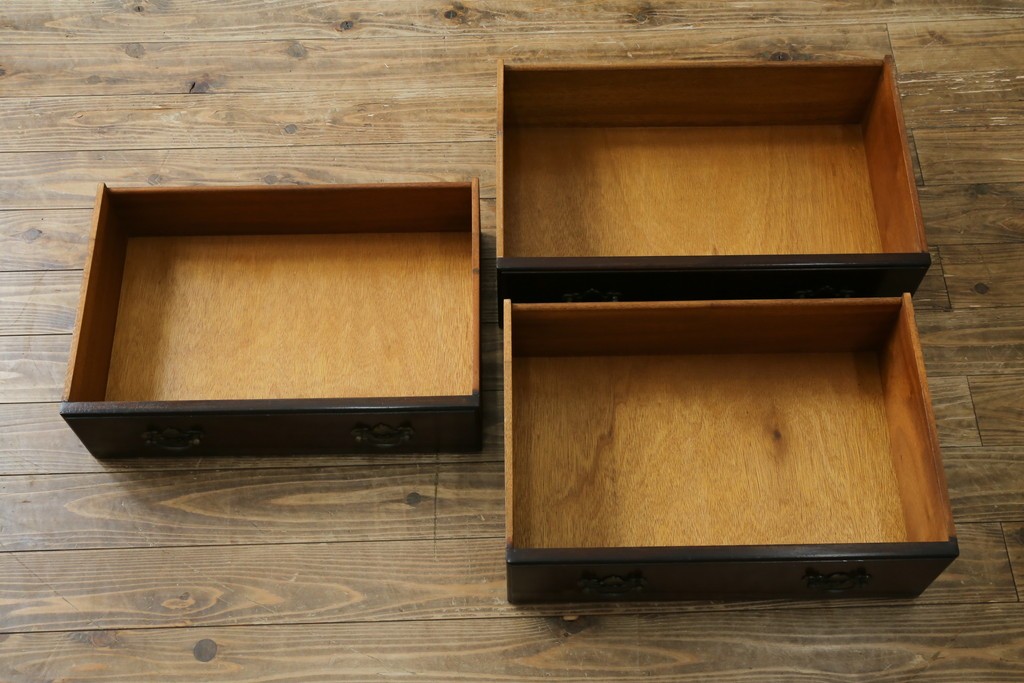 イギリスヴィンテージ　Burton Reproductions Limited　マホガニー材　上品な木肌を楽しめる猫脚のトールチェスト　(R-086039)