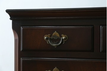 イギリスヴィンテージ　Burton Reproductions Limited　マホガニー材　上品な木肌を楽しめる猫脚のトールチェスト　(R-086039)