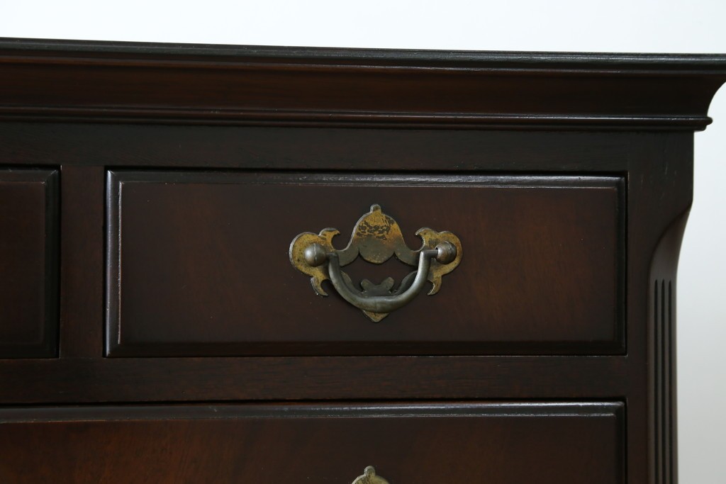 イギリスヴィンテージ　Burton Reproductions Limited　マホガニー材　上品な木肌を楽しめる猫脚のトールチェスト　(R-086039)