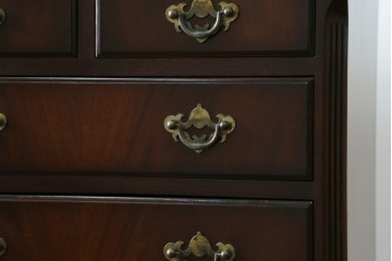 イギリスヴィンテージ　Burton Reproductions Limited　マホガニー材　上品な木肌を楽しめる猫脚のトールチェスト　(R-086039)