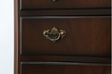 イギリスヴィンテージ　Burton Reproductions Limited　マホガニー材　上品な木肌を楽しめる猫脚のトールチェスト　(R-086039)