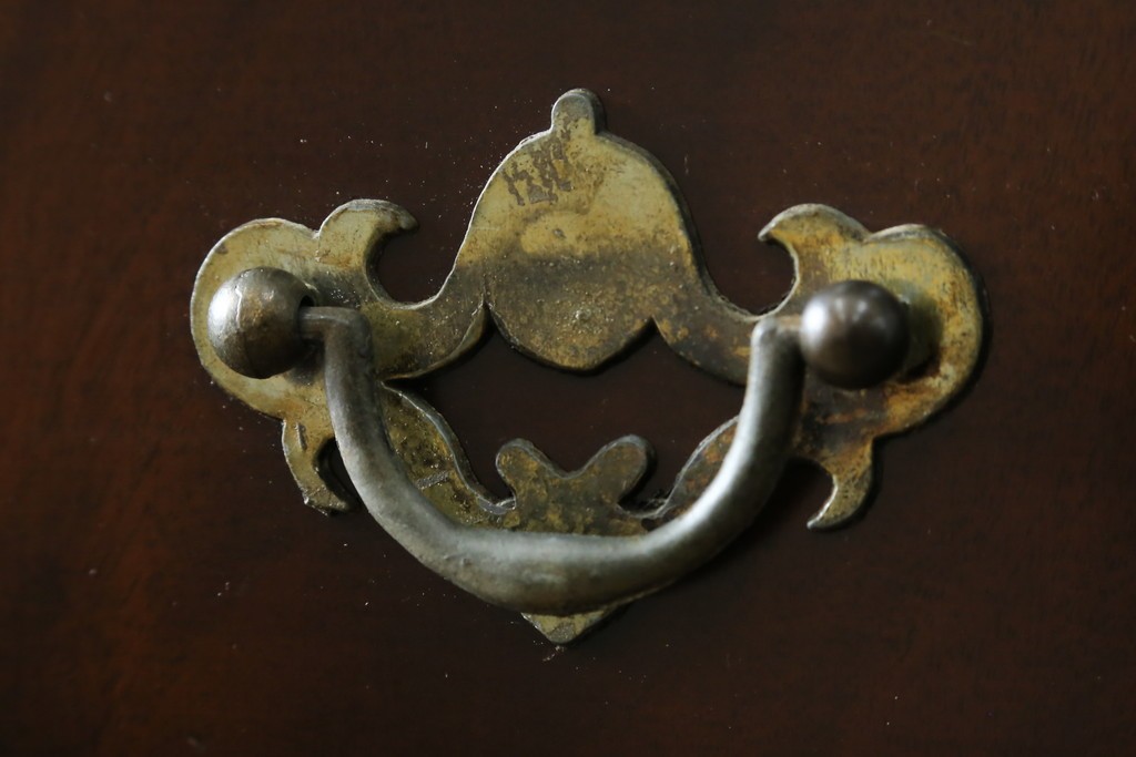 イギリスヴィンテージ　Burton Reproductions Limited　マホガニー材　上品な木肌を楽しめる猫脚のトールチェスト　(R-086039)