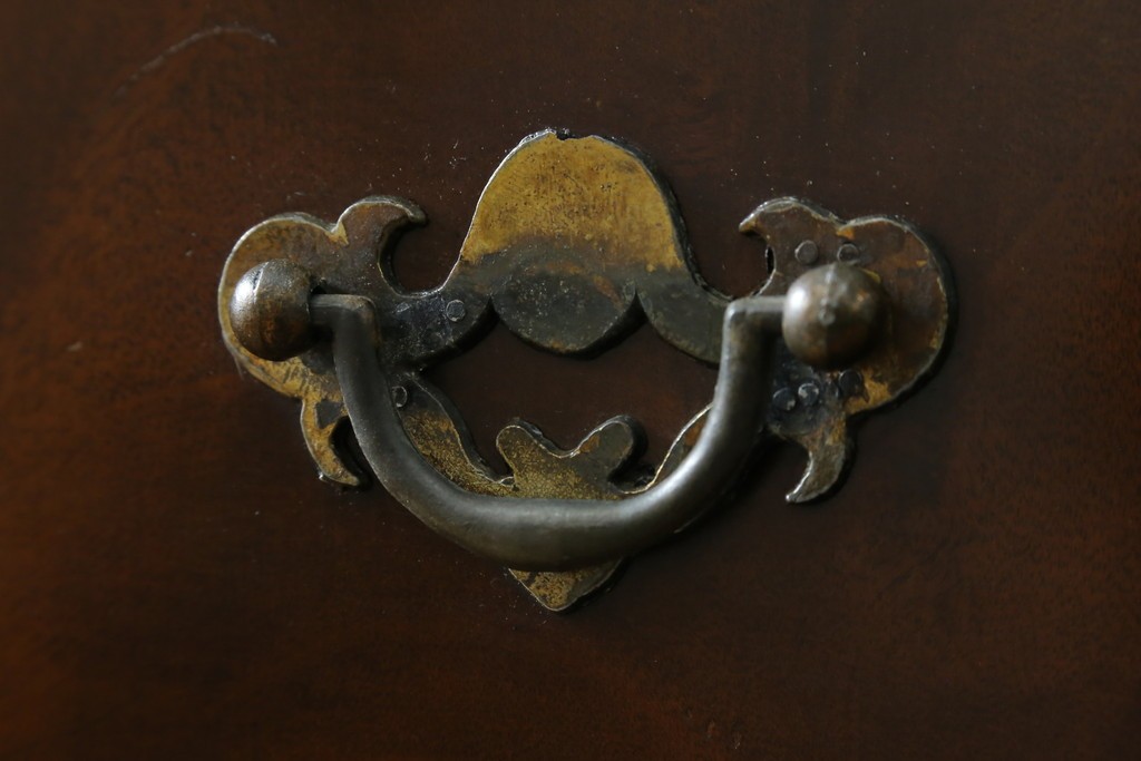 イギリスヴィンテージ　Burton Reproductions Limited　マホガニー材　上品な木肌を楽しめる猫脚のトールチェスト　(R-086039)