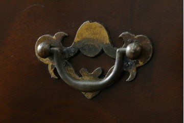 イギリスヴィンテージ　Burton Reproductions Limited　マホガニー材　上品な木肌を楽しめる猫脚のトールチェスト　(R-086039)