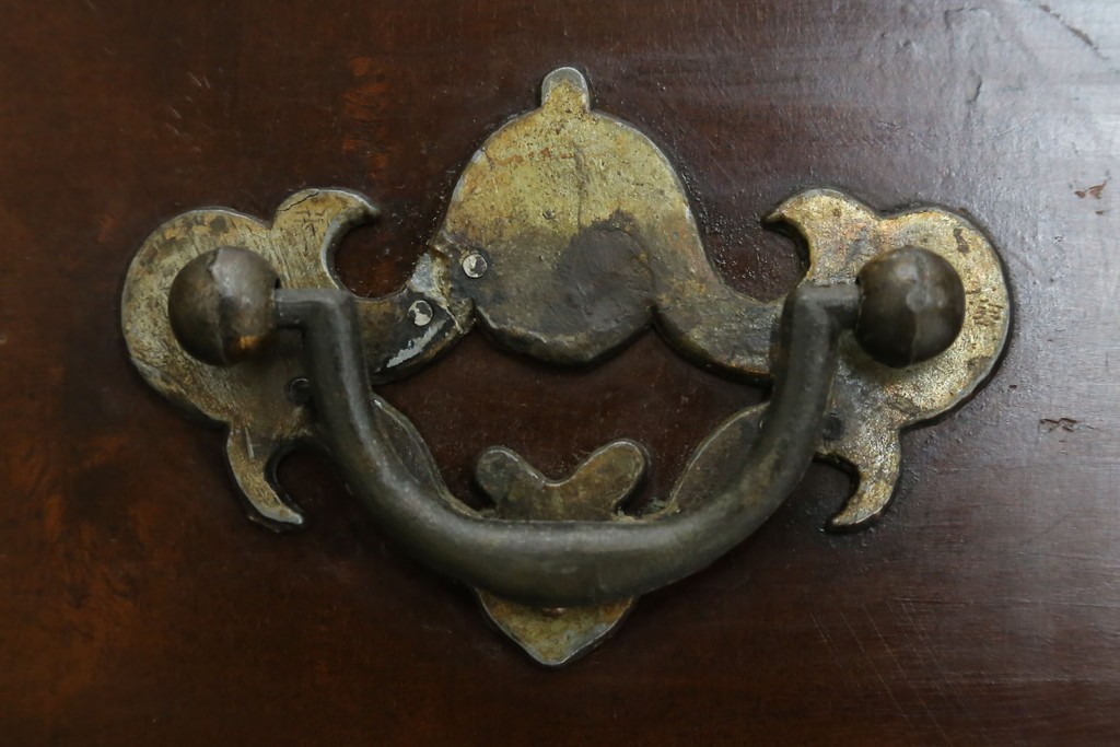 イギリスヴィンテージ　Burton Reproductions Limited　マホガニー材　上品な木肌を楽しめる猫脚のトールチェスト　(R-086039)