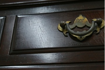 イギリスヴィンテージ　Burton Reproductions Limited　マホガニー材　上品な木肌を楽しめる猫脚のトールチェスト　(R-086039)