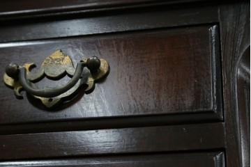 イギリスヴィンテージ　Burton Reproductions Limited　マホガニー材　上品な木肌を楽しめる猫脚のトールチェスト　(R-086039)