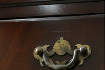 イギリスヴィンテージ　Burton Reproductions Limited　マホガニー材　上品な木肌を楽しめる猫脚のトールチェスト　(R-086039)