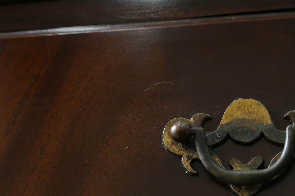 イギリスヴィンテージ　Burton Reproductions Limited　マホガニー材　上品な木肌を楽しめる猫脚のトールチェスト　(R-086039)