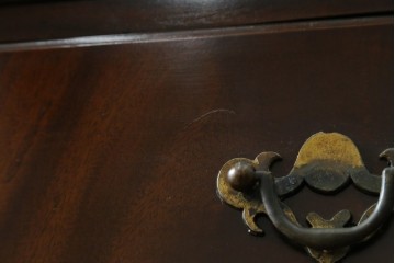 イギリスヴィンテージ　Burton Reproductions Limited　マホガニー材　上品な木肌を楽しめる猫脚のトールチェスト　(R-086039)