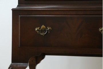 イギリスヴィンテージ　Burton Reproductions Limited　マホガニー材　上品な木肌を楽しめる猫脚のトールチェスト　(R-086039)