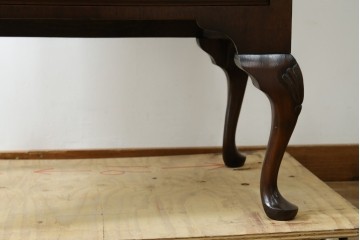 イギリスヴィンテージ　Burton Reproductions Limited　マホガニー材　上品な木肌を楽しめる猫脚のトールチェスト　(R-086039)