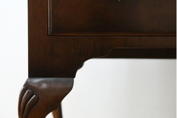 イギリスヴィンテージ　Burton Reproductions Limited　マホガニー材　上品な木肌を楽しめる猫脚のトールチェスト　(R-086039)