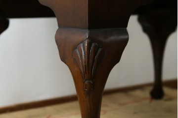 イギリスヴィンテージ　Burton Reproductions Limited　マホガニー材　上品な木肌を楽しめる猫脚のトールチェスト　(R-086039)