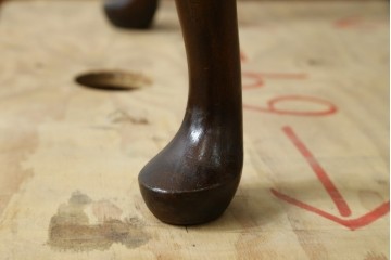 イギリスヴィンテージ　Burton Reproductions Limited　マホガニー材　上品な木肌を楽しめる猫脚のトールチェスト　(R-086039)