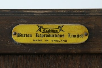 イギリスヴィンテージ　Burton Reproductions Limited　マホガニー材　上品な木肌を楽しめる猫脚のトールチェスト　(R-086039)