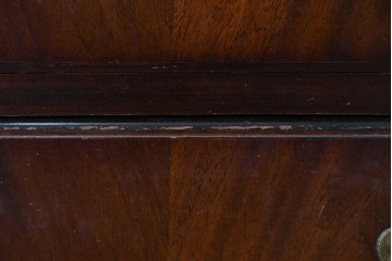 イギリスヴィンテージ　Burton Reproductions Limited　マホガニー材　上品な木肌を楽しめる猫脚のトールチェスト　(R-086039)