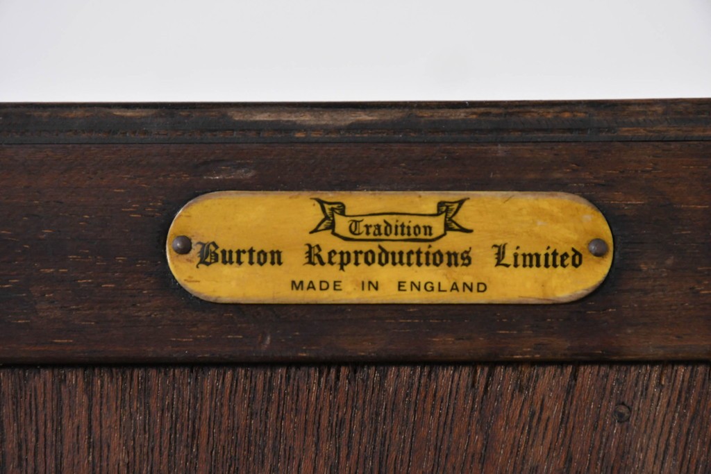 イギリスヴィンテージ　Burton Reproductions Limited　マホガニー材　上品な木肌を楽しめる猫脚のトールチェスト　(R-086039)