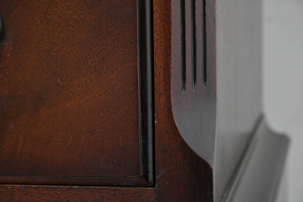 イギリスヴィンテージ　Burton Reproductions Limited　マホガニー材　上品な木肌を楽しめる猫脚のトールチェスト　(R-086039)