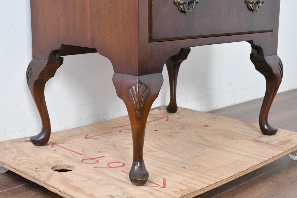 イギリスヴィンテージ　Burton Reproductions Limited　マホガニー材　上品な木肌を楽しめる猫脚のトールチェスト　(R-086039)