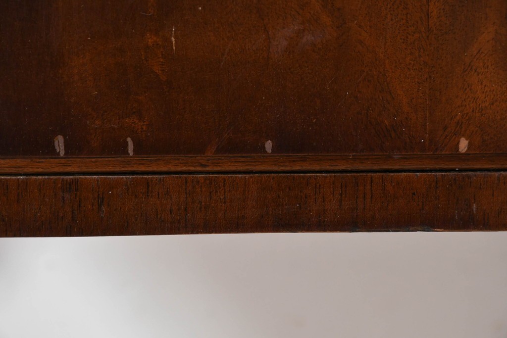 イギリスヴィンテージ　Burton Reproductions Limited　マホガニー材　上品な木肌を楽しめる猫脚のトールチェスト　(R-086039)