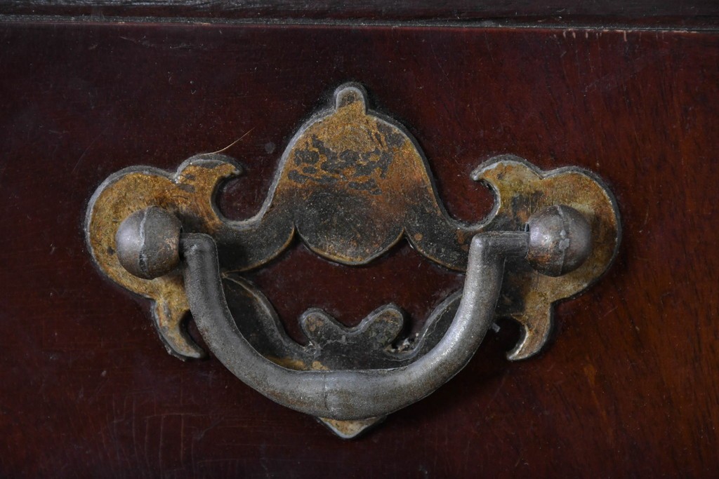 イギリスヴィンテージ　Burton Reproductions Limited　マホガニー材　上品な木肌を楽しめる猫脚のトールチェスト　(R-086039)