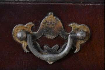 イギリスヴィンテージ　Burton Reproductions Limited　マホガニー材　上品な木肌を楽しめる猫脚のトールチェスト　(R-086039)