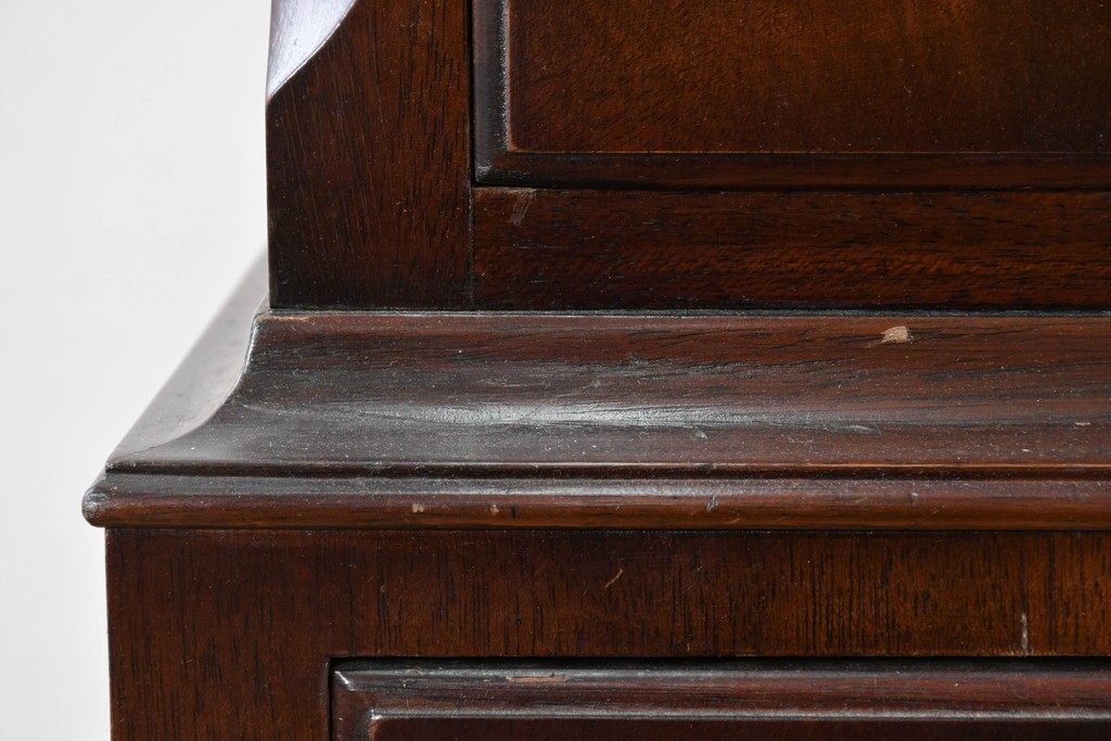 イギリスヴィンテージ　Burton Reproductions Limited　マホガニー材　上品な木肌を楽しめる猫脚のトールチェスト　(R-086039)