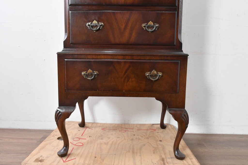 イギリスヴィンテージ　Burton Reproductions Limited　マホガニー材　上品な木肌を楽しめる猫脚のトールチェスト　(R-086039)