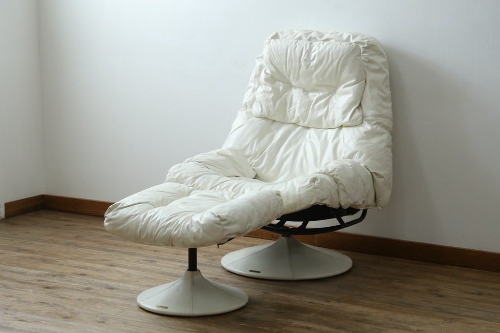 中古　希少な廃番品　EKORNES(エコーネス)　最上級クラス　ドルチェシリーズ　ゆったりとしたつくりのストレスレスチェアとオットマンのセット　定価約50万円　(R-086041)