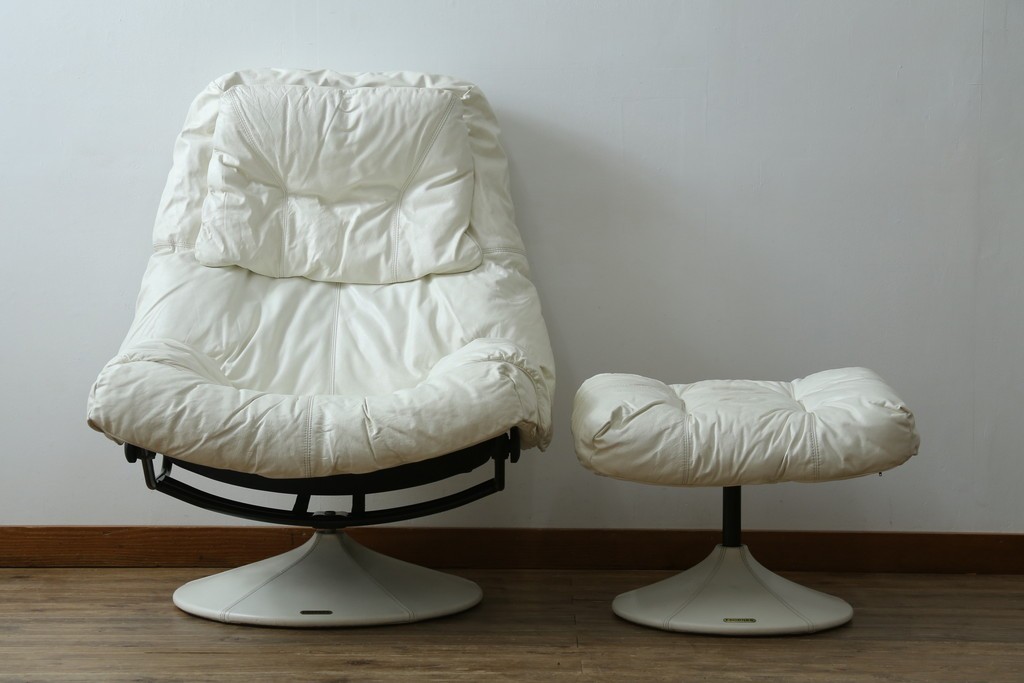 中古　希少な廃番品　EKORNES(エコーネス)　最上級クラス　ドルチェシリーズ　ゆったりとしたつくりのストレスレスチェアとオットマンのセット　定価約50万円　(R-086041)