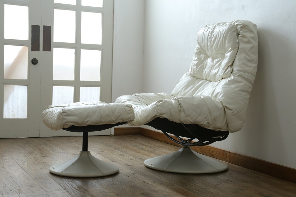 中古　希少な廃番品　EKORNES(エコーネス)　最上級クラス　ドルチェシリーズ　ゆったりとしたつくりのストレスレスチェアとオットマンのセット　定価約50万円　(R-086041)