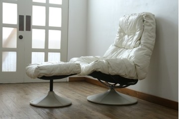 中古　希少な廃番品　EKORNES(エコーネス)　最上級クラス　ドルチェシリーズ　ゆったりとしたつくりのストレスレスチェアとオットマンのセット　定価約50万円　(R-086041)