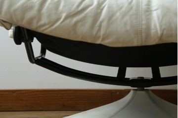 中古　希少な廃番品　EKORNES(エコーネス)　最上級クラス　ドルチェシリーズ　ゆったりとしたつくりのストレスレスチェアとオットマンのセット　定価約50万円　(R-086041)