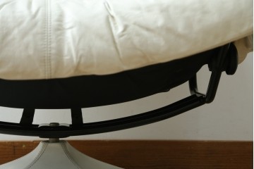 中古　希少な廃番品　EKORNES(エコーネス)　最上級クラス　ドルチェシリーズ　ゆったりとしたつくりのストレスレスチェアとオットマンのセット　定価約50万円　(R-086041)