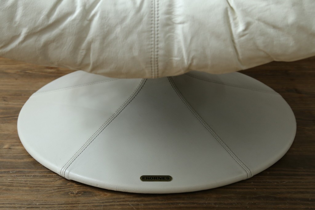 中古　希少な廃番品　EKORNES(エコーネス)　最上級クラス　ドルチェシリーズ　ゆったりとしたつくりのストレスレスチェアとオットマンのセット　定価約50万円　(R-086041)