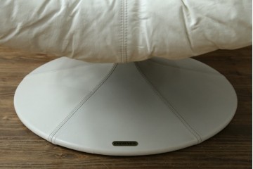 中古　希少な廃番品　EKORNES(エコーネス)　最上級クラス　ドルチェシリーズ　ゆったりとしたつくりのストレスレスチェアとオットマンのセット　定価約50万円　(R-086041)