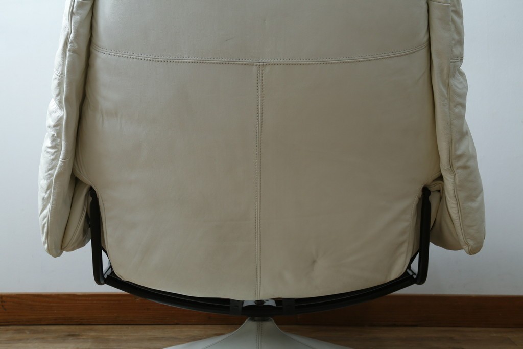 中古　希少な廃番品　EKORNES(エコーネス)　最上級クラス　ドルチェシリーズ　ゆったりとしたつくりのストレスレスチェアとオットマンのセット　定価約50万円　(R-086041)