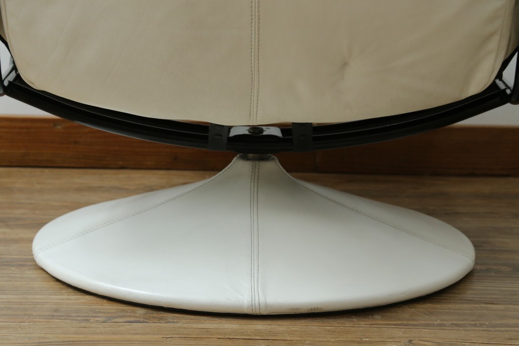 中古　希少な廃番品　EKORNES(エコーネス)　最上級クラス　ドルチェシリーズ　ゆったりとしたつくりのストレスレスチェアとオットマンのセット　定価約50万円　(R-086041)