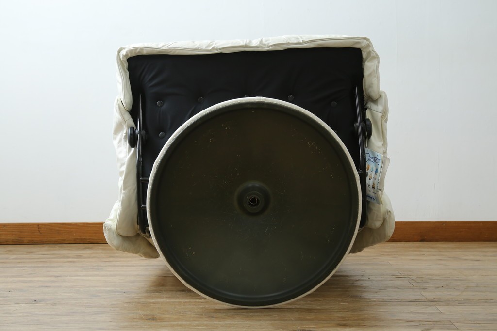 中古　希少な廃番品　EKORNES(エコーネス)　最上級クラス　ドルチェシリーズ　ゆったりとしたつくりのストレスレスチェアとオットマンのセット　定価約50万円　(R-086041)