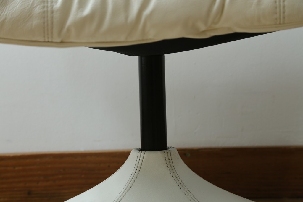 中古　希少な廃番品　EKORNES(エコーネス)　最上級クラス　ドルチェシリーズ　ゆったりとしたつくりのストレスレスチェアとオットマンのセット　定価約50万円　(R-086041)