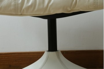 中古　希少な廃番品　EKORNES(エコーネス)　最上級クラス　ドルチェシリーズ　ゆったりとしたつくりのストレスレスチェアとオットマンのセット　定価約50万円　(R-086041)